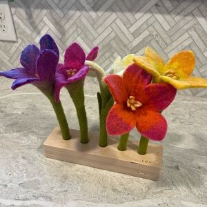 Lovevery Felt Flowers with Stand like new